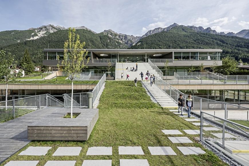 Auszeichnung des Landes Tirol für Neues Bauen 2020: Schulcampus Neustift im Stubaital, 2016 – 2019 (Architektur: fasch&fuchs.architekten) – © Hertha Hurnaus