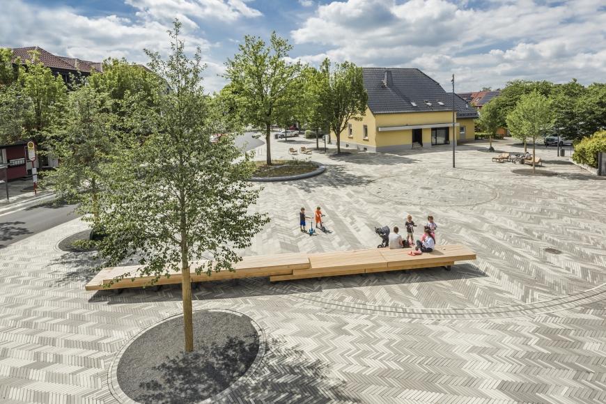 Der neu gestaltete Blücherplatz in Spenge bietet fortan eine bespielbare Fläche innerhalb des öffentlichen Raums. © Anke Müllerklein 