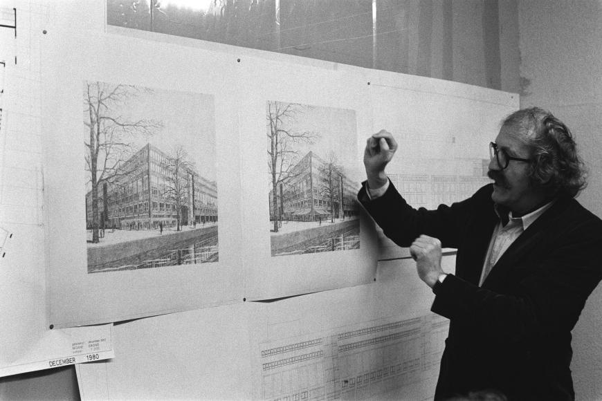 Wilhelm Holzbauer bei der Präsentation seines Entwurfs für das Rathaus von Amsterdam