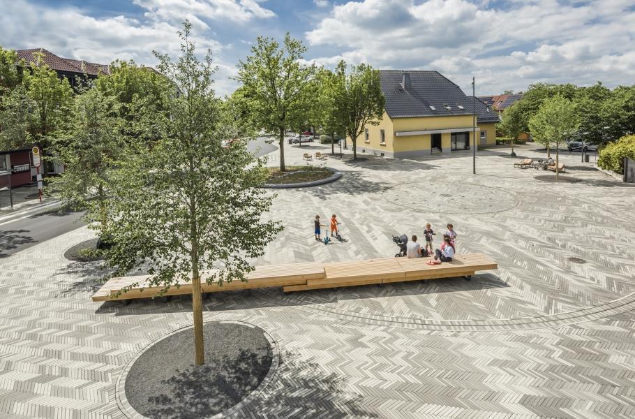 Der neu gestaltete Blücherplatz in Spenge bietet fortan eine bespielbare Fläche innerhalb des öffentlichen Raums. © Anke Müllerklein 