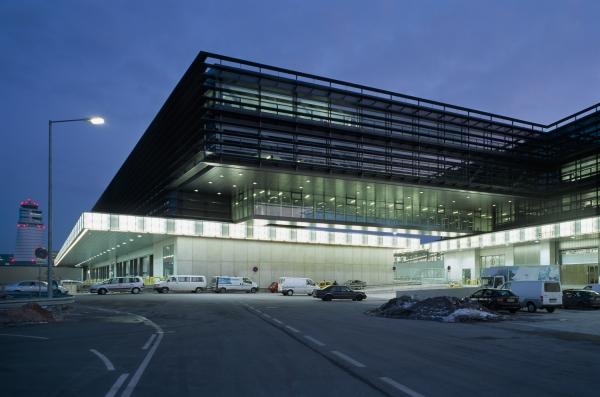 Air Cargo & Handling Center Flughafen Wien © Treusch architecture Photo Rupert Steiner