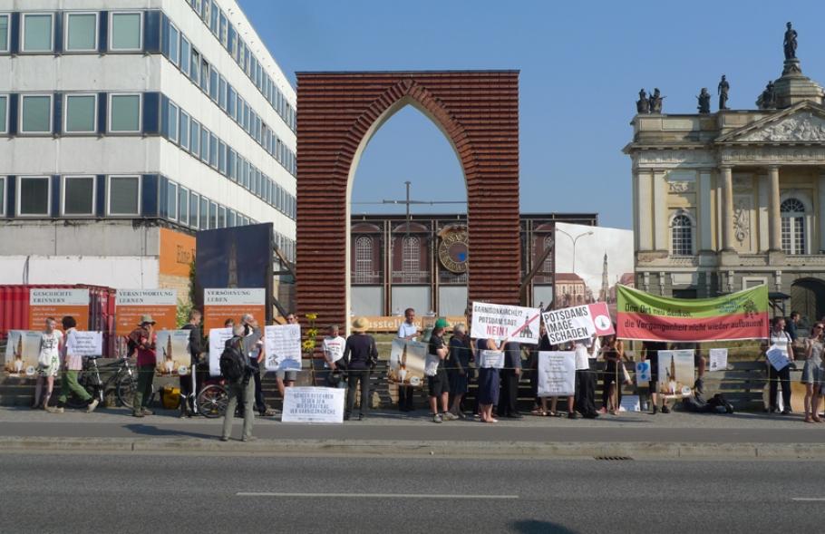  Demonstration gegen Wiederaufbau der Garnisonkirche in Potsdam, 2016. Foto © Philipp Oswalt