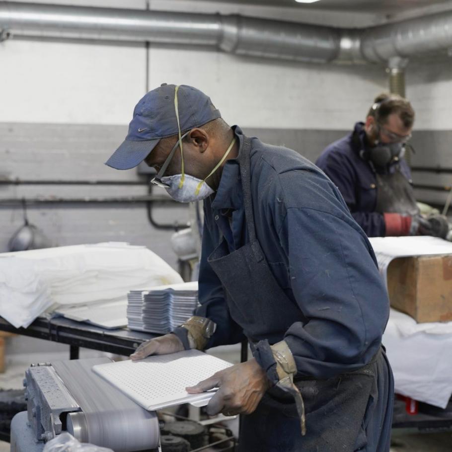 Mitarbeiter in der Fabrik Kaymet metal trays in London © Foto: Carmel King 