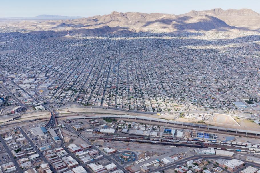 Blick über die Grenze von El Paso, USA in Richtung Ciudad Juarez, Mexiko. © Iwan Baan, 2018