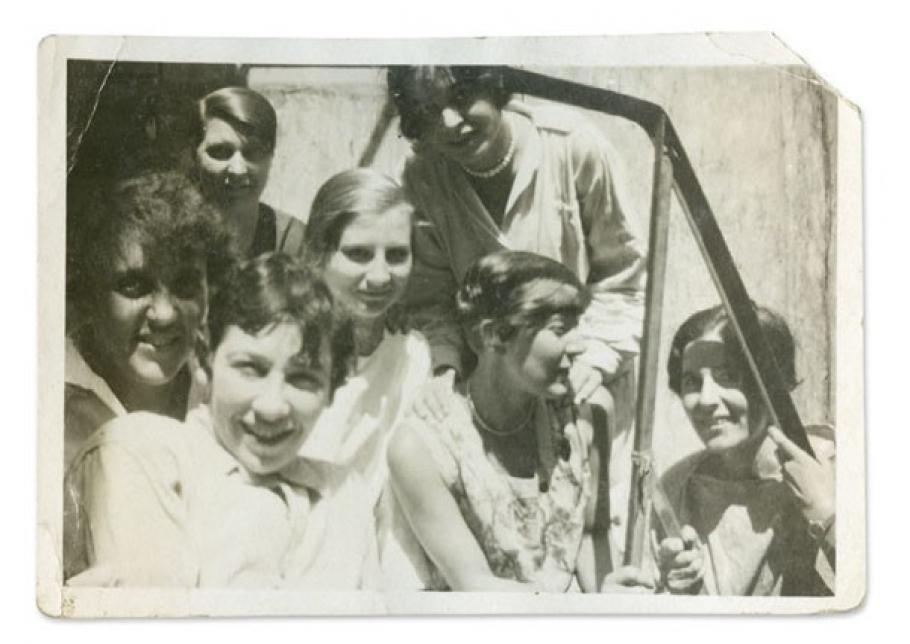 Mathilde Flögl, Camilla Birke (hintere Reihe), Erna Kopriva, (unbekannt), Maria Likarz, Marianne Leisching (mittlere Reihe), Vally Wieselthier (vorne), um 1927 © MAK