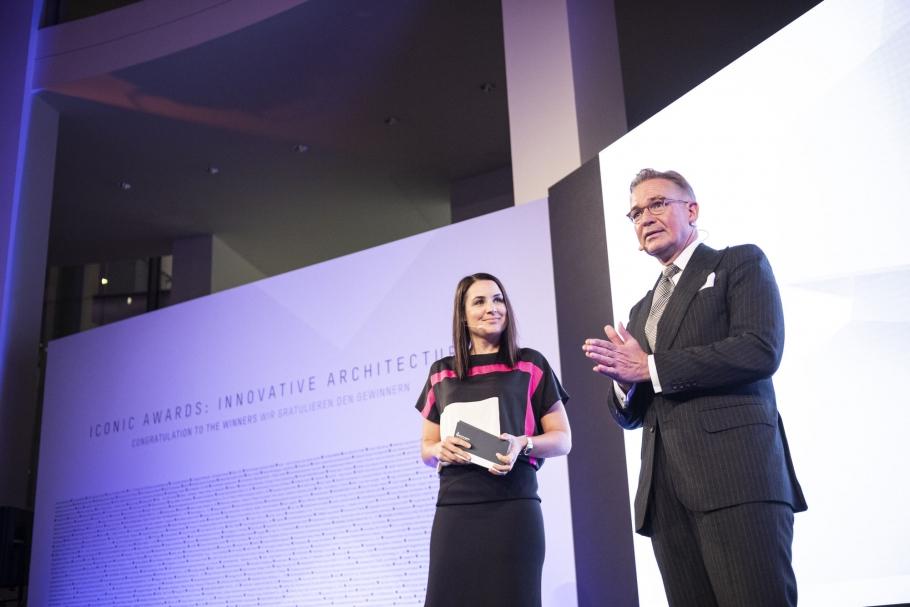 © Iconic Awards, Moderatorin Julia Bauer und Andrej Kupetz, Hauptgeschäftsführer des Rat für Formgebung