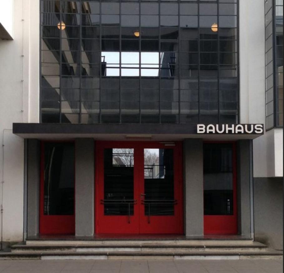 Eingang zum Bauhaus in Desau, Foto © Angelika Schnell