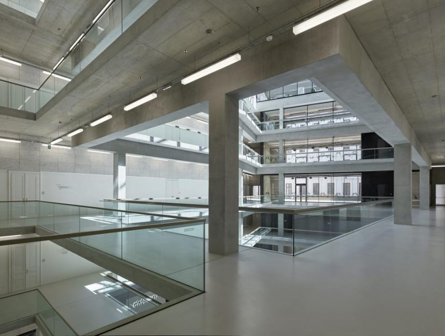 Riepl Kaufmann Bammer Architektur: University of Applied Arts Vienna, AT, 2018, Atrium Gangbereich © photograph: Bruno Klomfar 