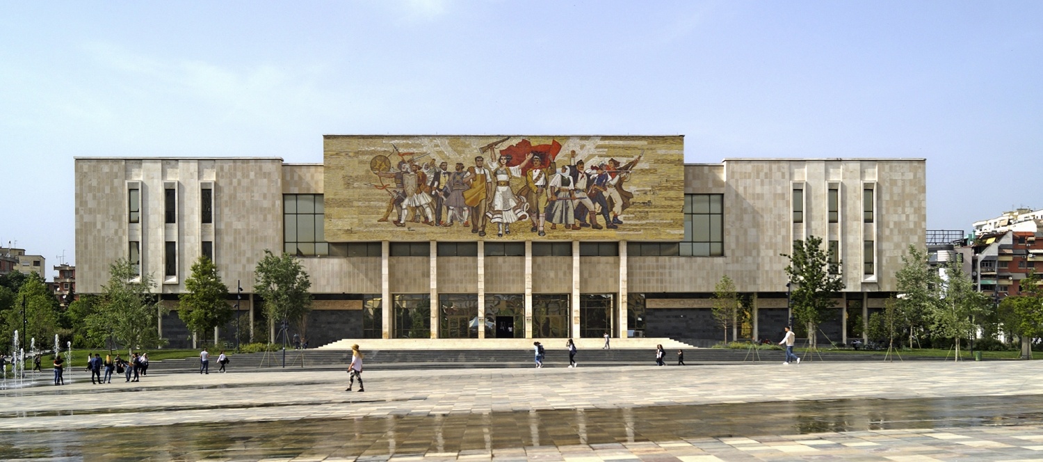Historisches Nationalmuseum, Tirana 1981 von den Architekten Sokrat Mosko, Enver Faja, Nina Shehu, Petraq Kolevica Photo A. Q. T. N - Arkiva 