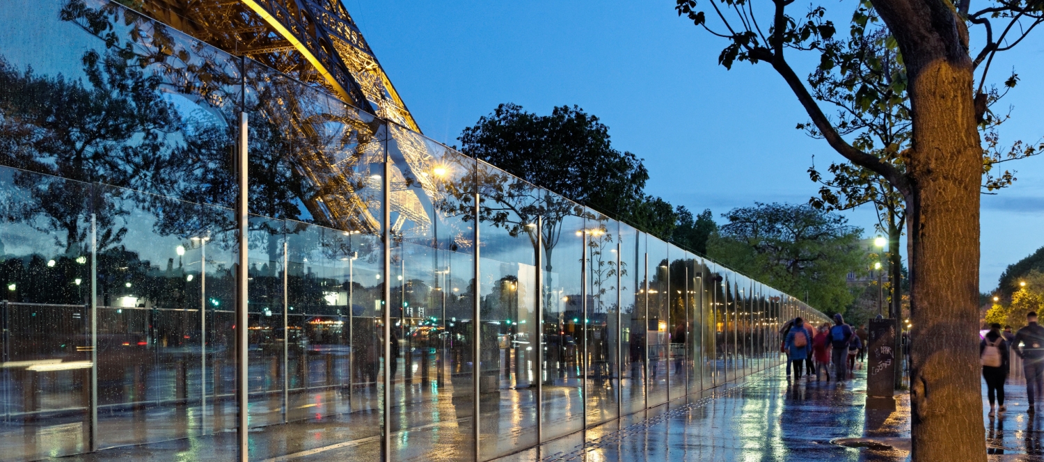 Sicherheitswände Eiffelturm, Dietmar Feichtinger Architects © David Boureau