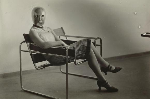 Sitzende im Stahlrohrsessel von Marcel Breuer, um 1926