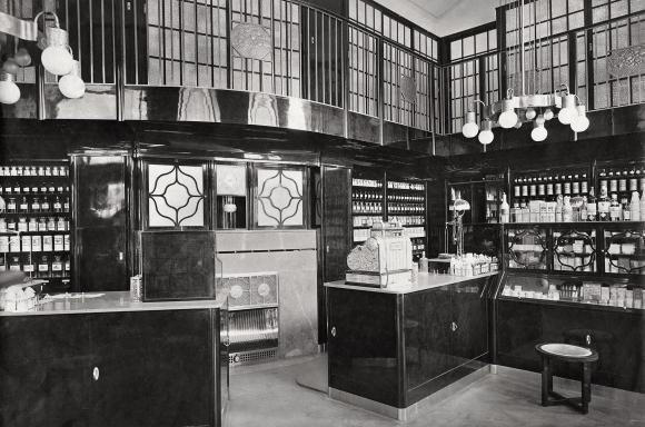 Otto Prutscher, Innenraum der Apotheke „Zum goldenen Adler“, 1911 © Archivio Famiglia Otto Prutscher, Mailand 