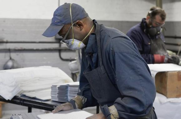 Mitarbeiter in der Fabrik Kaymet metal trays in London © Foto: Carmel King 