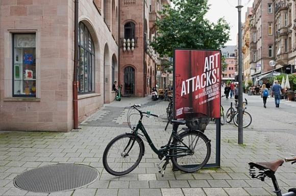 Plakatierung Foyer-Ausstellung "Art Attacks!" Foto: Neues Museum (Annette Kradisch)