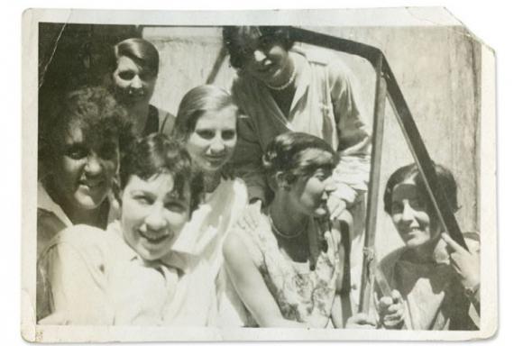 Mathilde Flögl, Camilla Birke (hintere Reihe), Erna Kopriva, (unbekannt), Maria Likarz, Marianne Leisching (mittlere Reihe), Vally Wieselthier (vorne), um 1927 © MAK