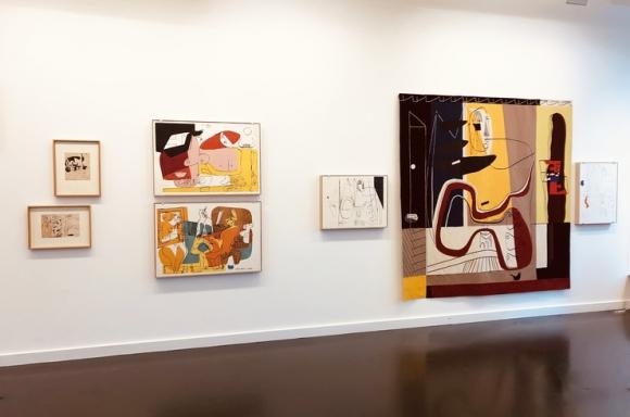 Zeichnungen, Lithographien und eine der zwei in der Ausstellung präsentierten Tapisserien Le Corbusiers, © PLACART