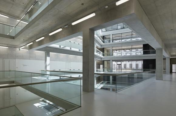 Riepl Kaufmann Bammer Architektur: University of Applied Arts Vienna, AT, 2018, Atrium Gangbereich © photograph: Bruno Klomfar 